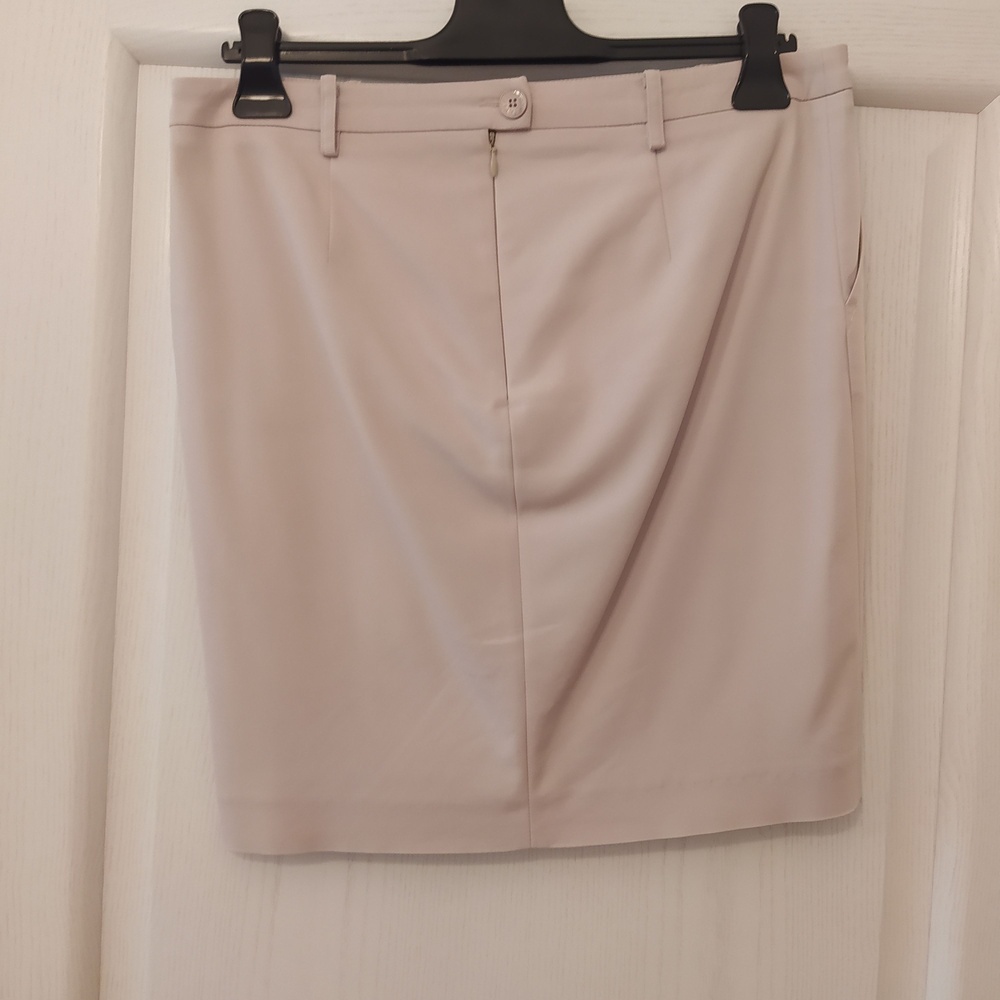 Pencil Skirt Women's Beige EUC Pencil silhouette